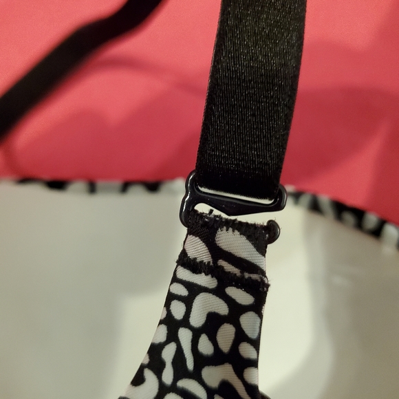 Black & white Victoria's Secret 32DD demi bra - Picture 3 of 3